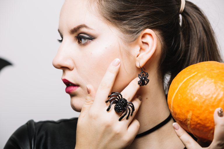 Vtipné náušnice: nápady, ako ich nosiť a komu ich darovať